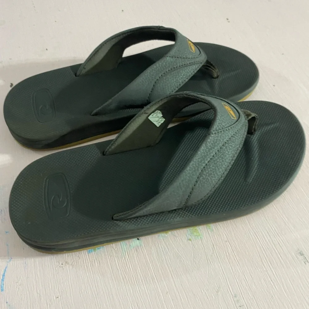 Men’s 9 Like New Hawaiian Performance Surfwear Flip Flops Dark Neutral Casual